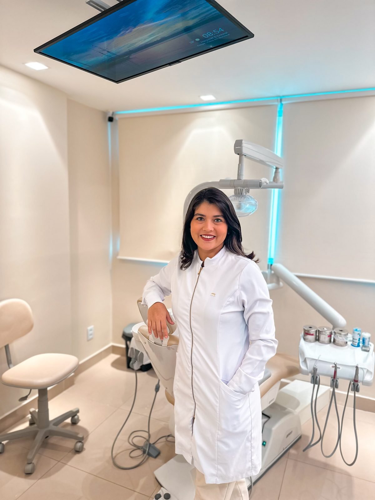 Dra. Ingrid Sales em seu consultório odontológico em Belém